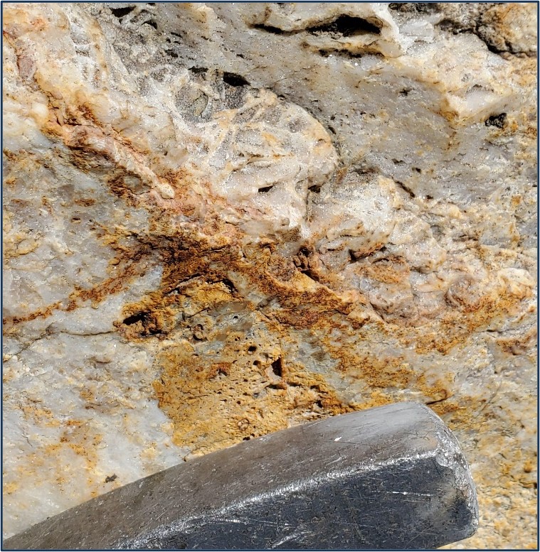Bladed quartz after calcite
